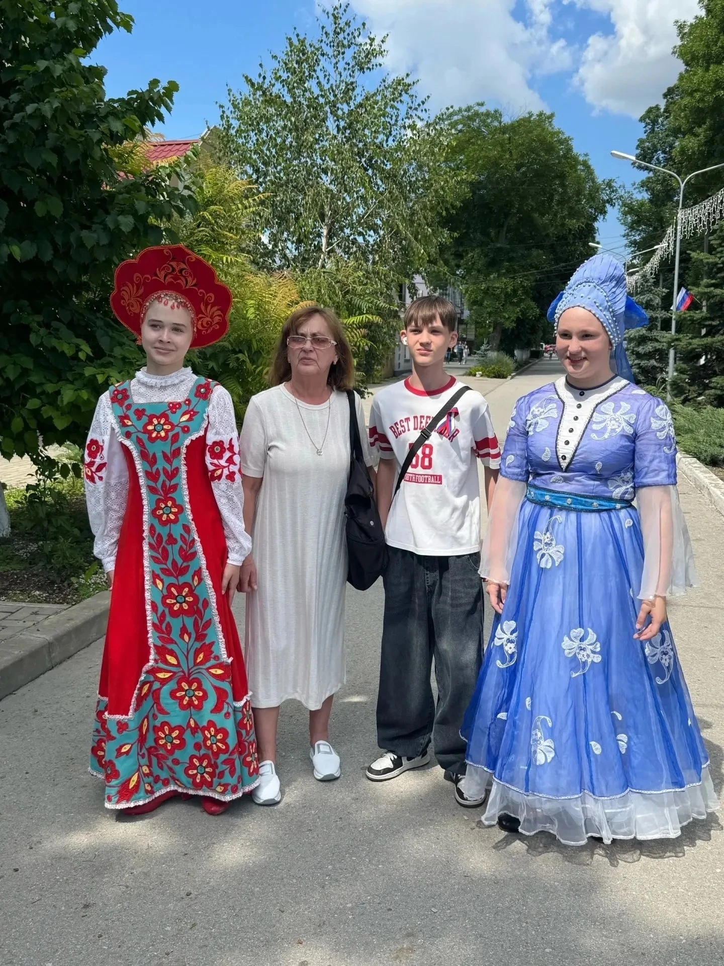 🇷🇺 День России в Белогорске: главный символ страны — каждому!

12 июня  на площади перед Районным 