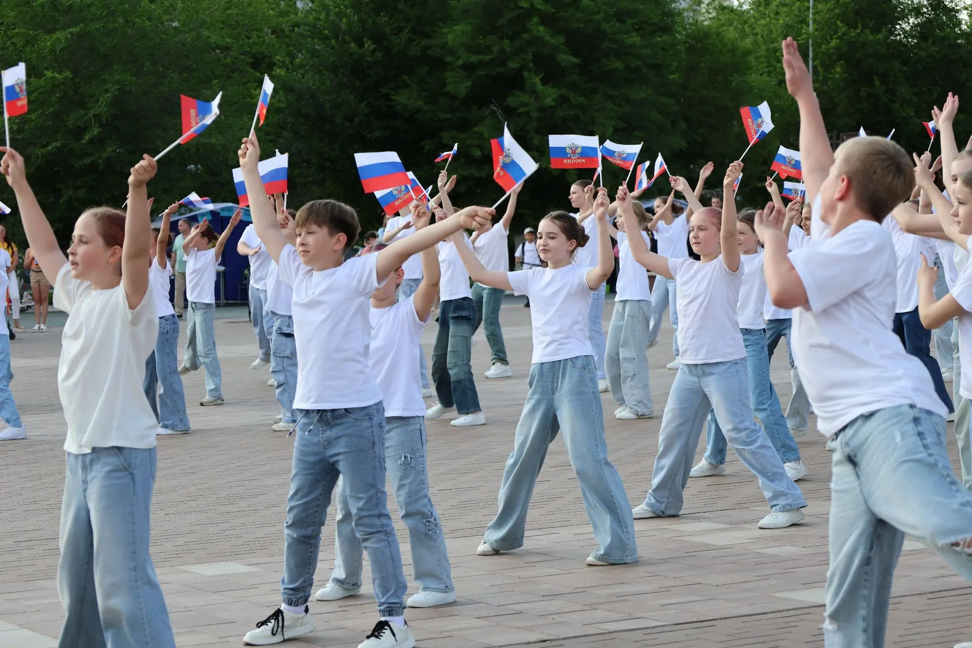 Ты, Россия, и сердце, и песня моя!

Патриотический флешмоб в исполнении юных светловцев дал старт вт