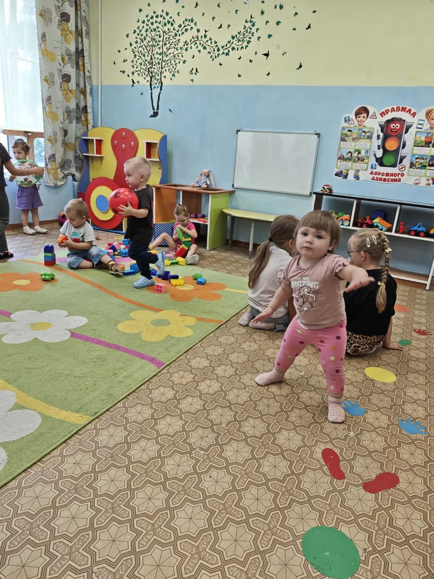 Наши ребята переехали в новую группу и вовсю осваивают и помещение, и площадку! 😍 Пока всё нравится