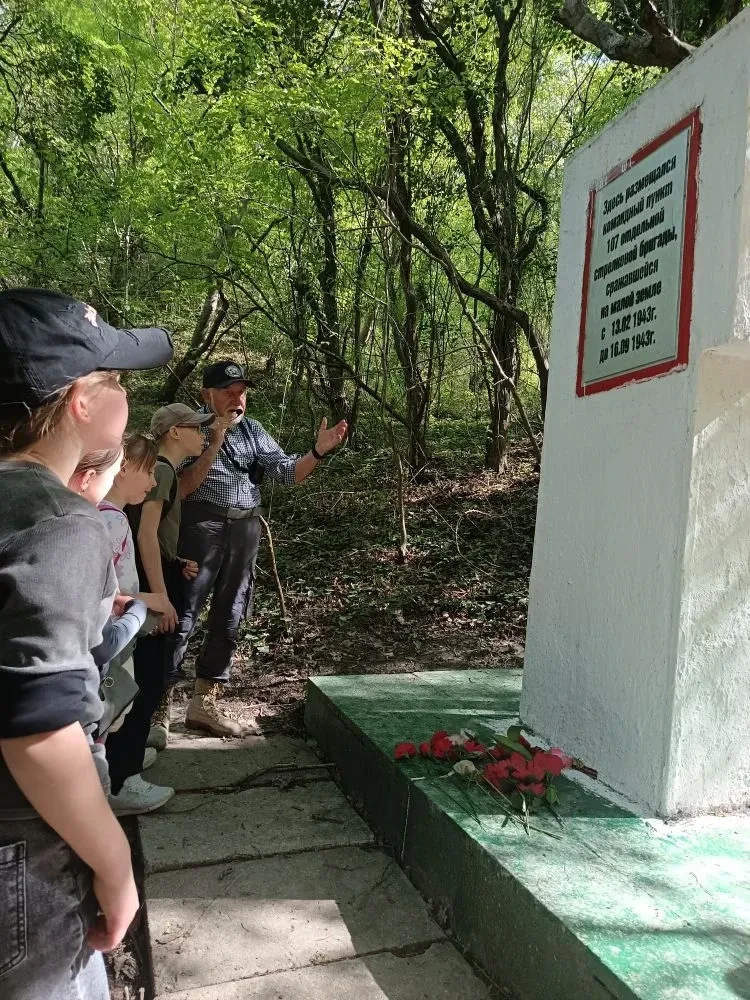 Поход по памятным местам ВОВ:Ученики 3 «Г» и 5 «Г» класса на маршруте памяти 🙏🕊️.  Ребята вместе с р