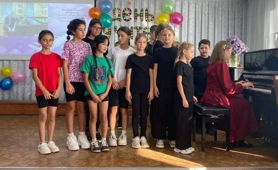 В Детской школе искусств р.п. Новые Бурасы учащиеся обучаются игре на фортепиано, гитар...