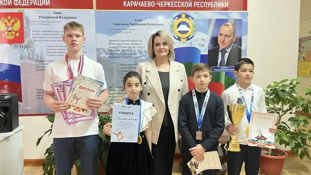 🇷🇺 Наша новая учебная неделя, как и полагается, началась с торжественной линейки. Поднятие флага и Г