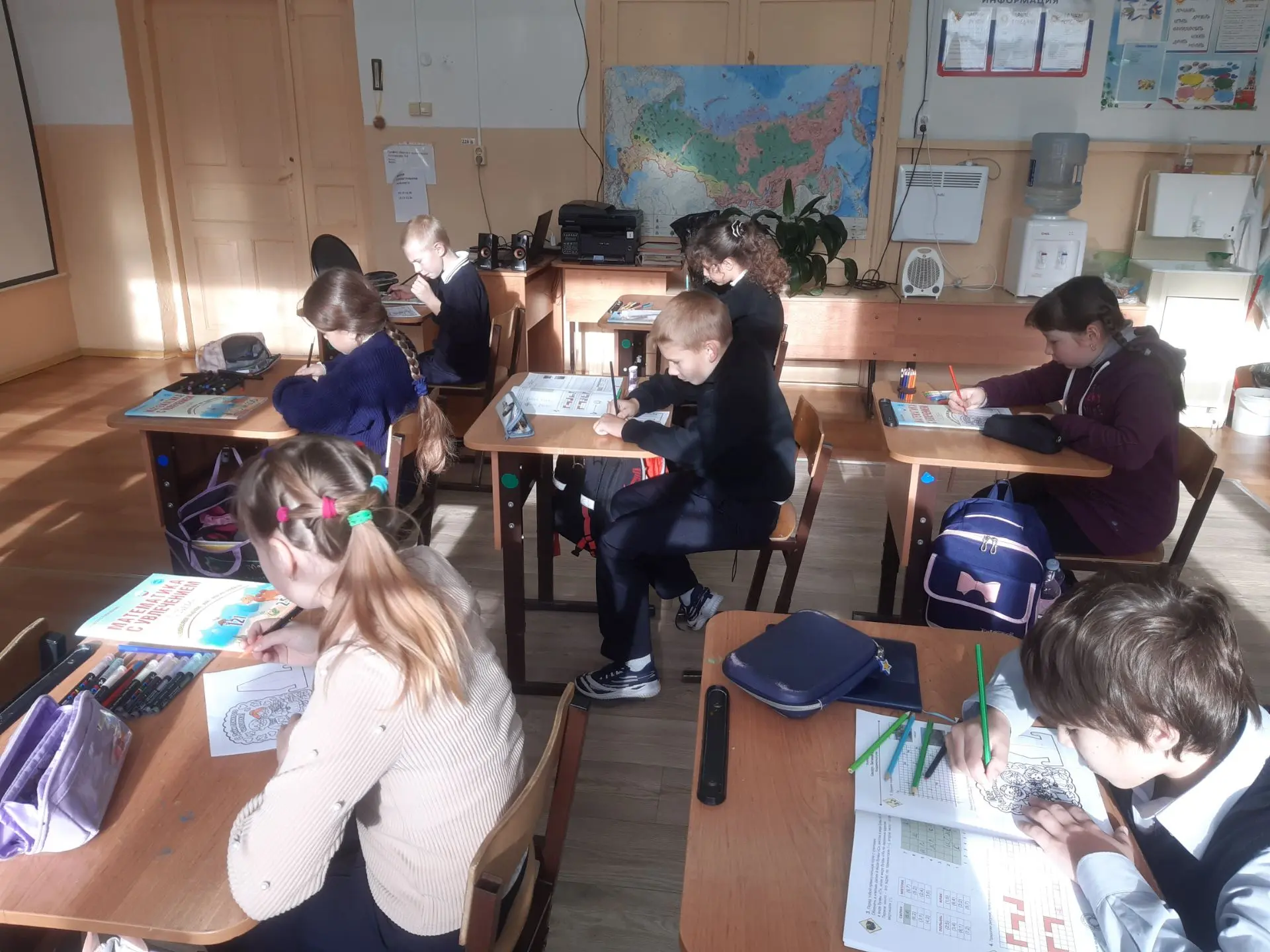 Сегодня в нашем 4 классе было по-особенному тепло и уютно. Ребята готовились к замечате...