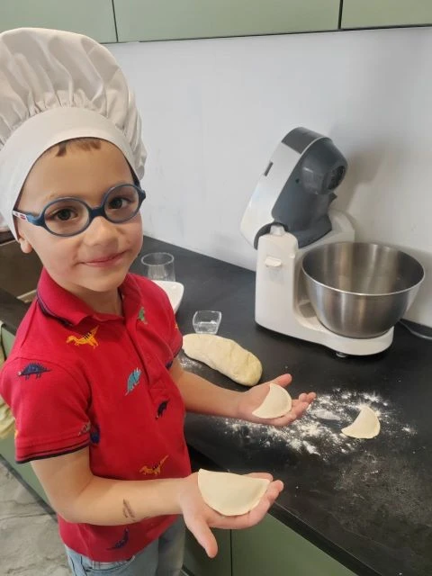 Хлеб🍞ржаной, батон🥖 и булки Не добудешь на прогулке. Люди хлеб в полях🌾лелеют, Сил для хлеба не жале