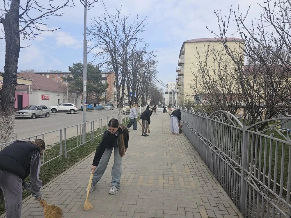 В рамках  марафона чистоты по наведению санитарного порядка в Крымске,  учащиеся нашей школы 23 март