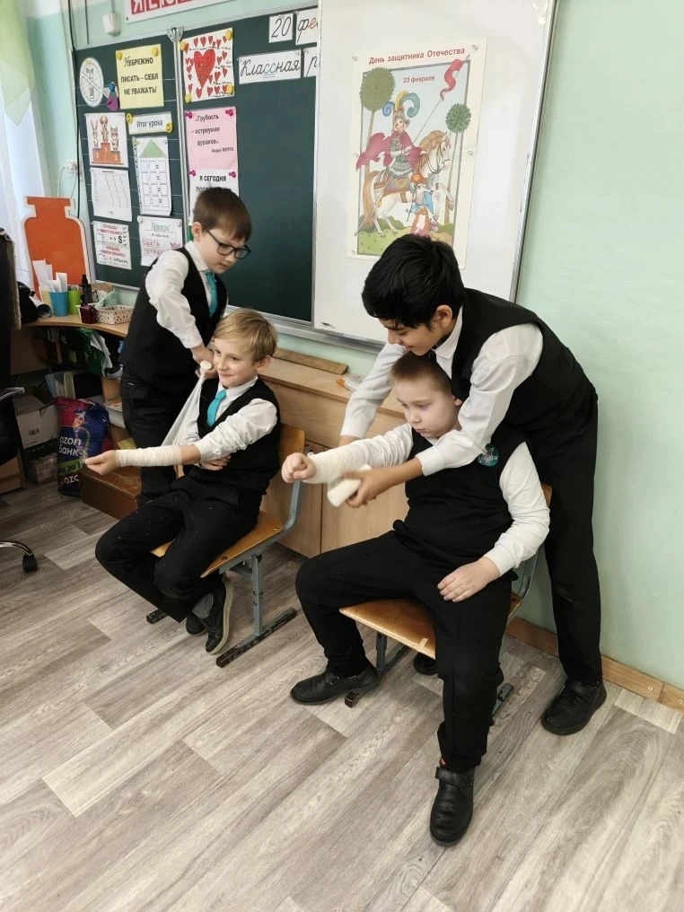 ⚔️ Настоящий рыцарский турнир!  📆 В 3А классе состоялся настоящий рыцарский турнир! Мальчишки продем