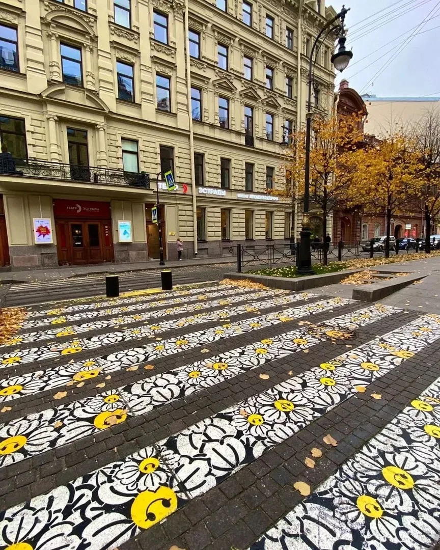 Переход для настроения на Большой Конюшенной 25
