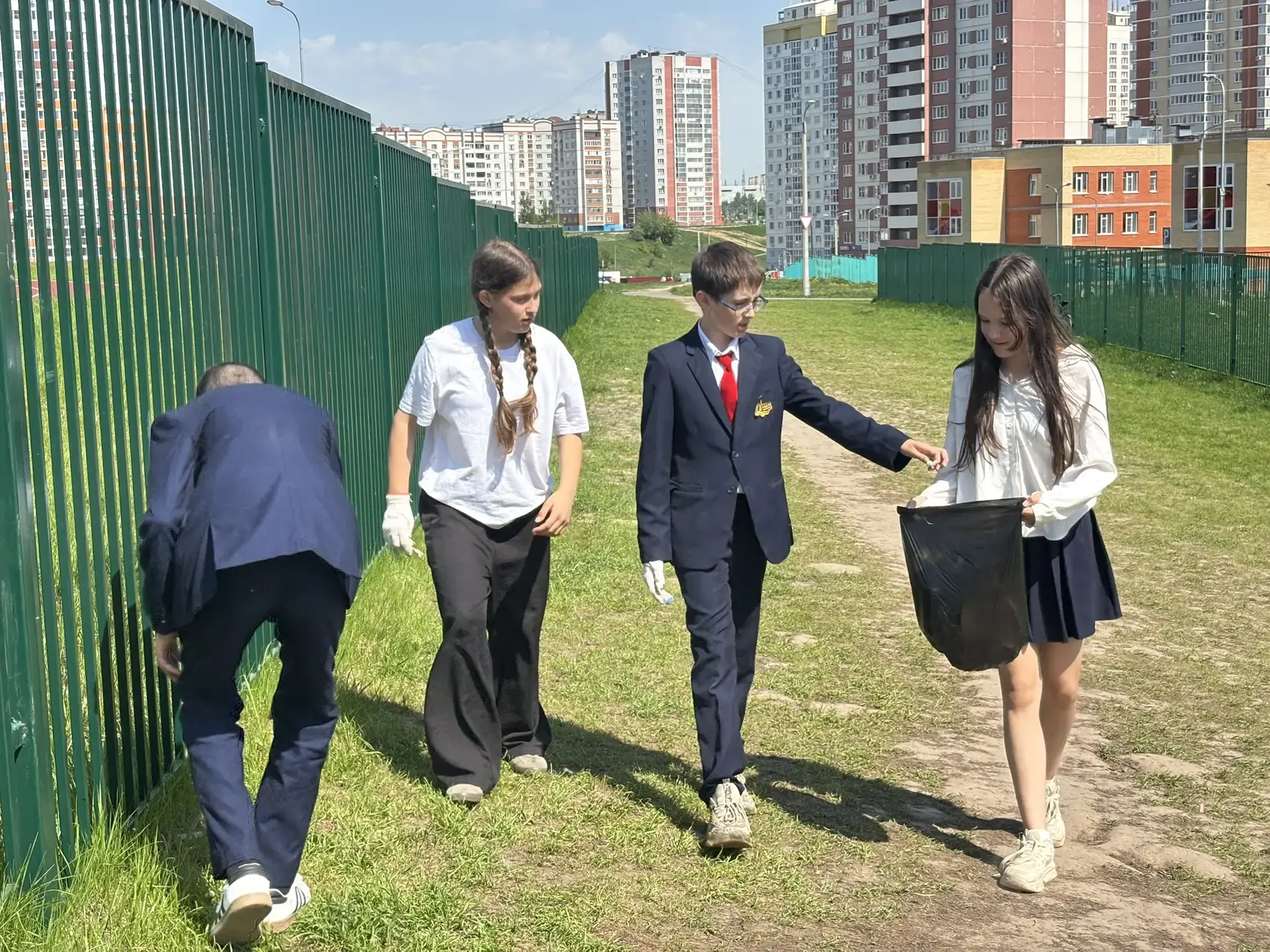 🌿 Чистый двор — наша общая забота!  Приближается конец учебного года, и лицеисты с особым вниманием 
