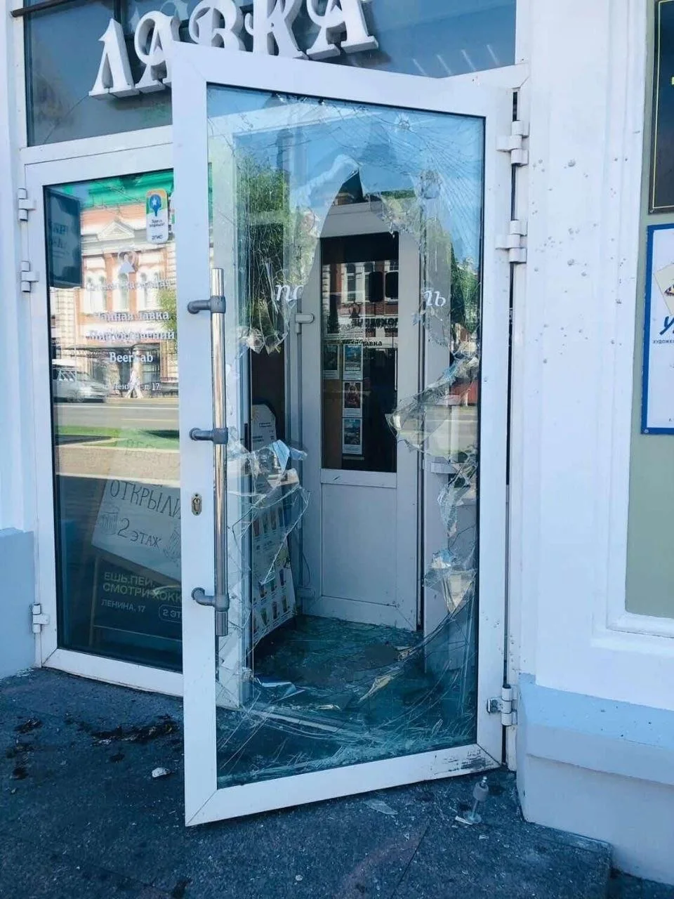 В центре Омска мужчина разгромил входную дверь