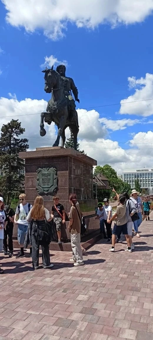 Лагерь "Солнечный город" побывал на экскурсии в сквере имени Василия Симбирцева на улице Порт-Саида 