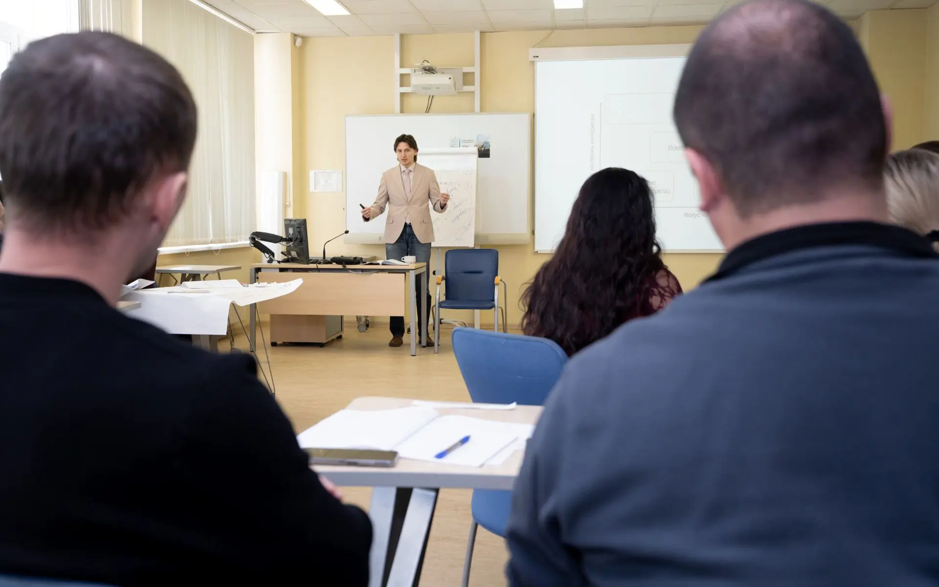 Совмещайте карьеру на производстве с преподаванием в вузе