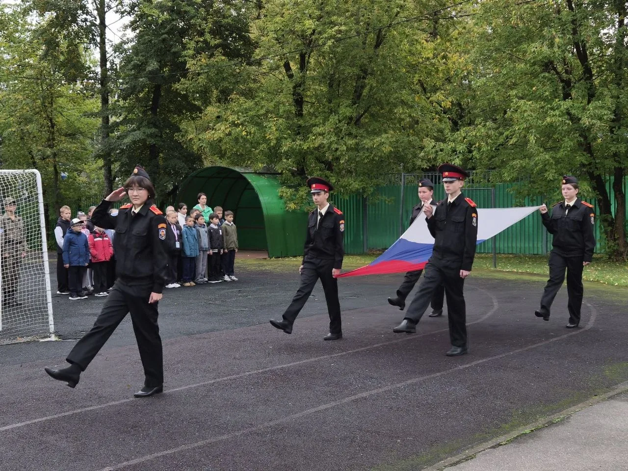 Торжественное начало недели: церемония поднятия флага