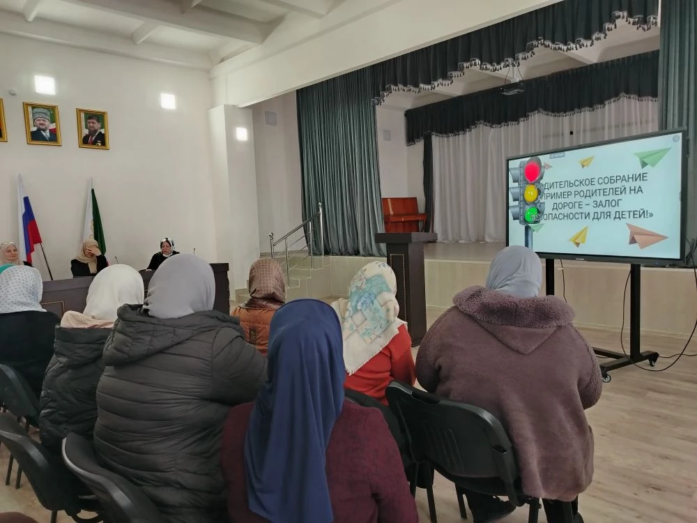 В рамках месяца, посвященного Правилам дорожного движения, было организовано и проведено школьное ро