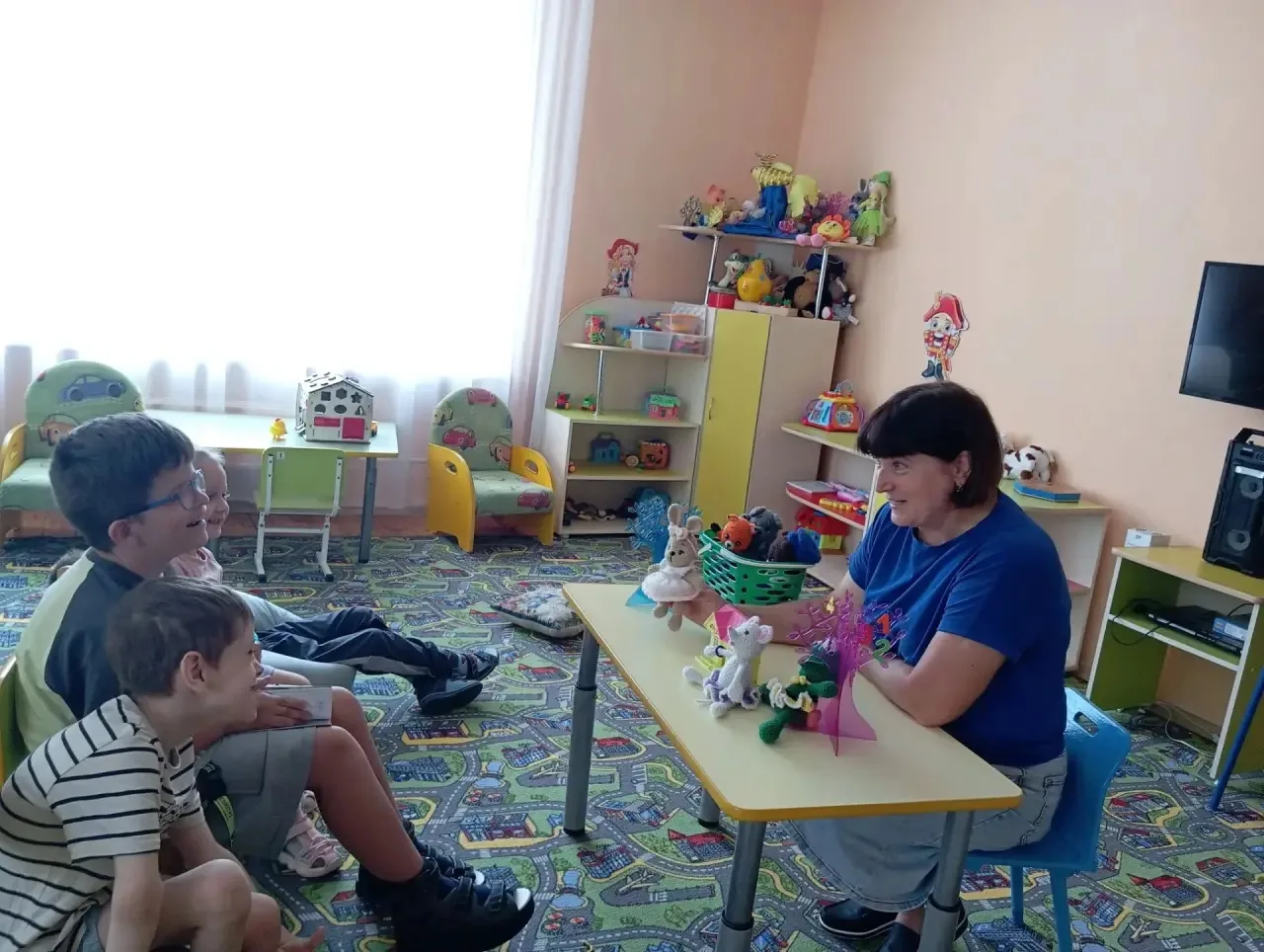 Сегодня в нашей группе был необычный волшебный день. Утром ребят встречали сказочные герои и подборк