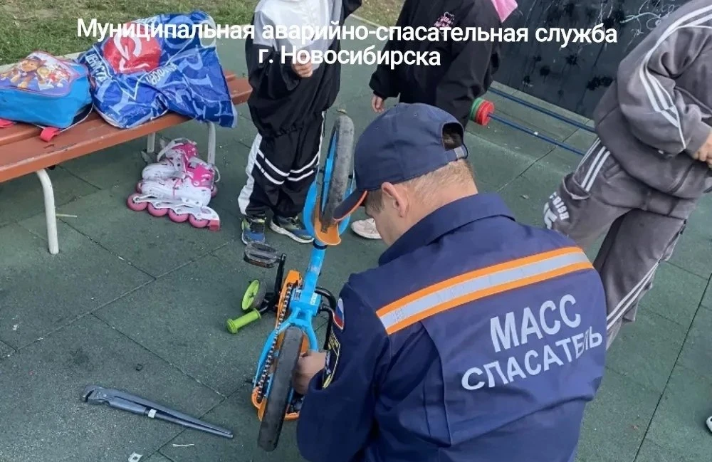 Спасатели помогли малышу выбраться из велосипедной ловушки