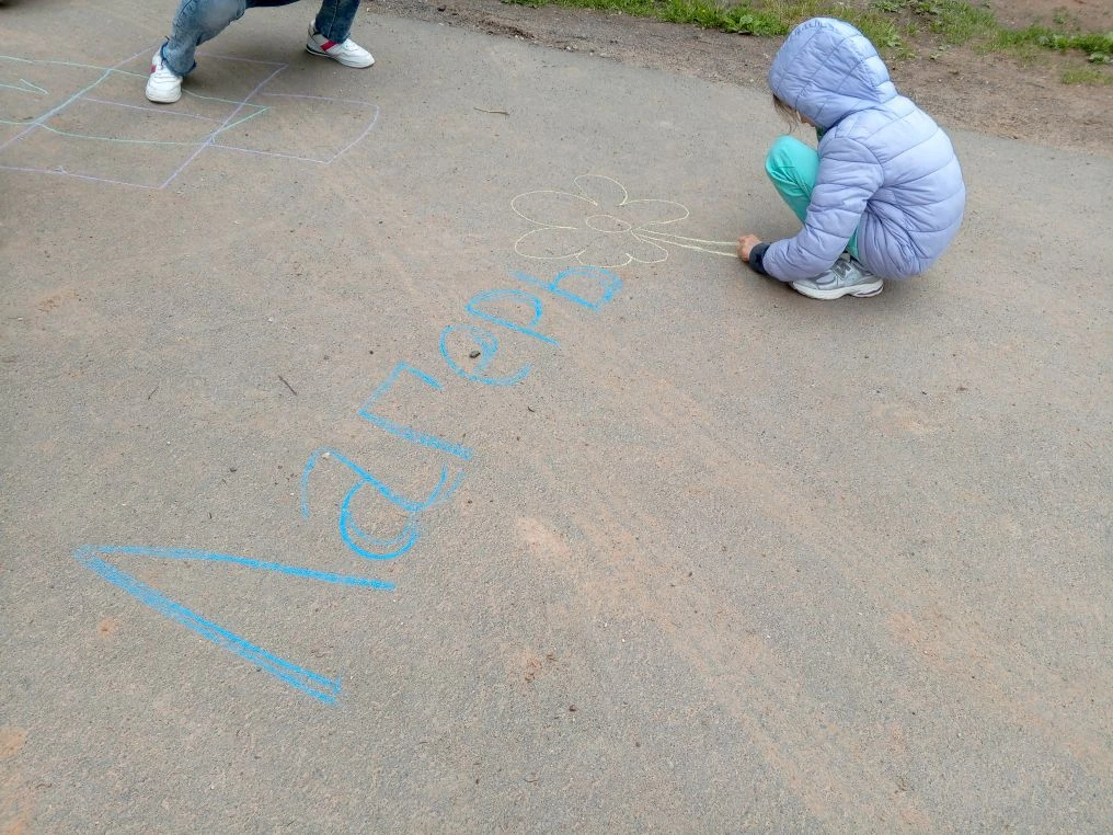 ☺️Наш асфальт сегодня превратился в настоящую картинную галерею! 🎨 Ребята из лагеря во...