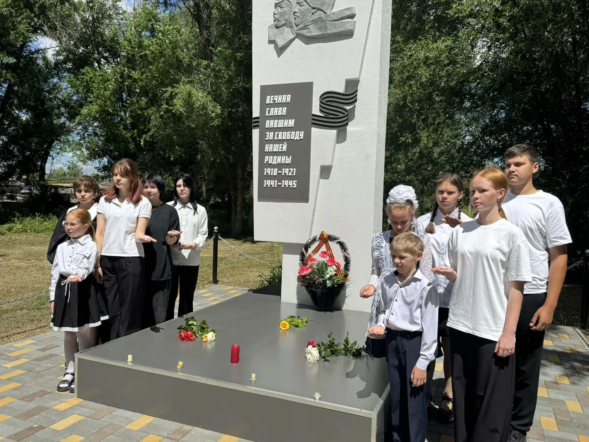 В тот страшный день земля рванула в небо.
От грохота застыла в жилах кровь.
Июнь цветастый сразу кан