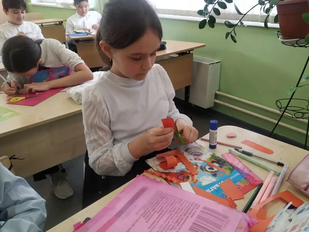 "Человек читающий": 4 "Б" класс отмечает День Книги творчеством! В честь Международного дня детской 