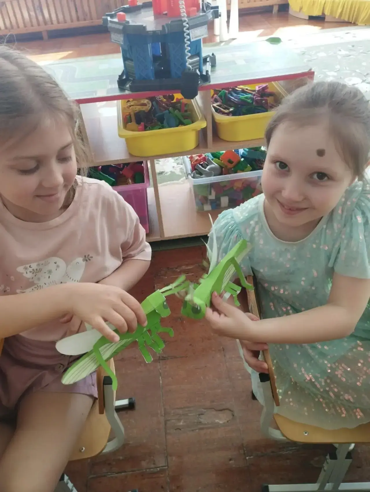Мастер-класс «Кузнечик — зелёный прыгун»! 🦗

Пока ребята из группы «Непоседы» мастерили кузнечиков,