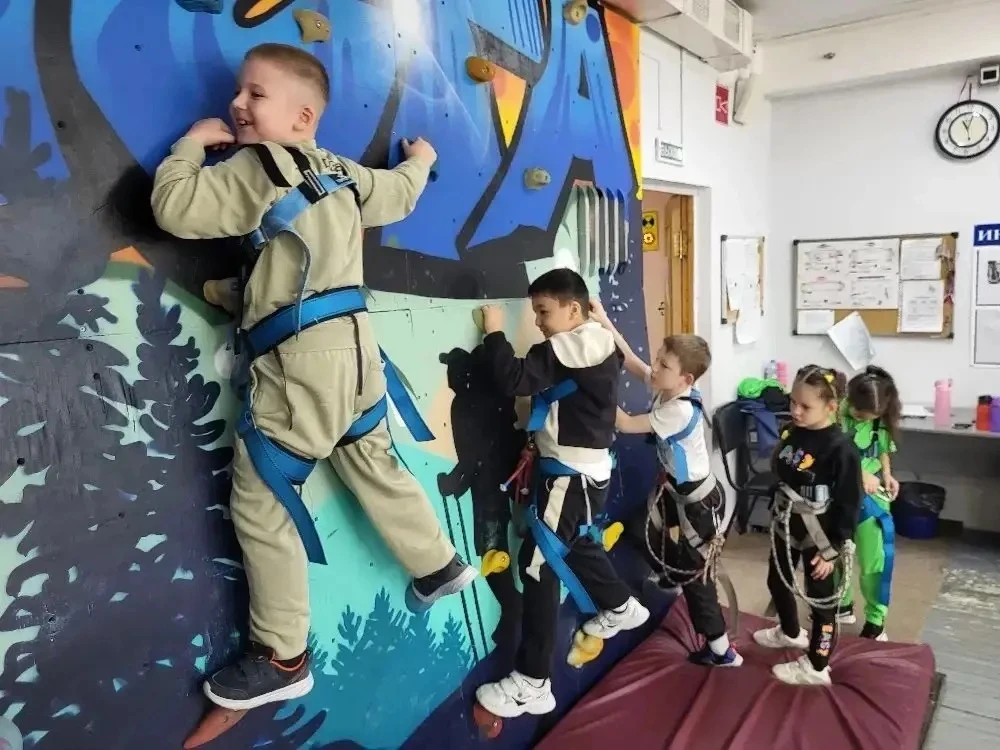 🧗‍♂️ «Тропа, проверенная страховкой» 🌟  21 мая учащиеся 1 «А» класса вместе со своими наставниками и