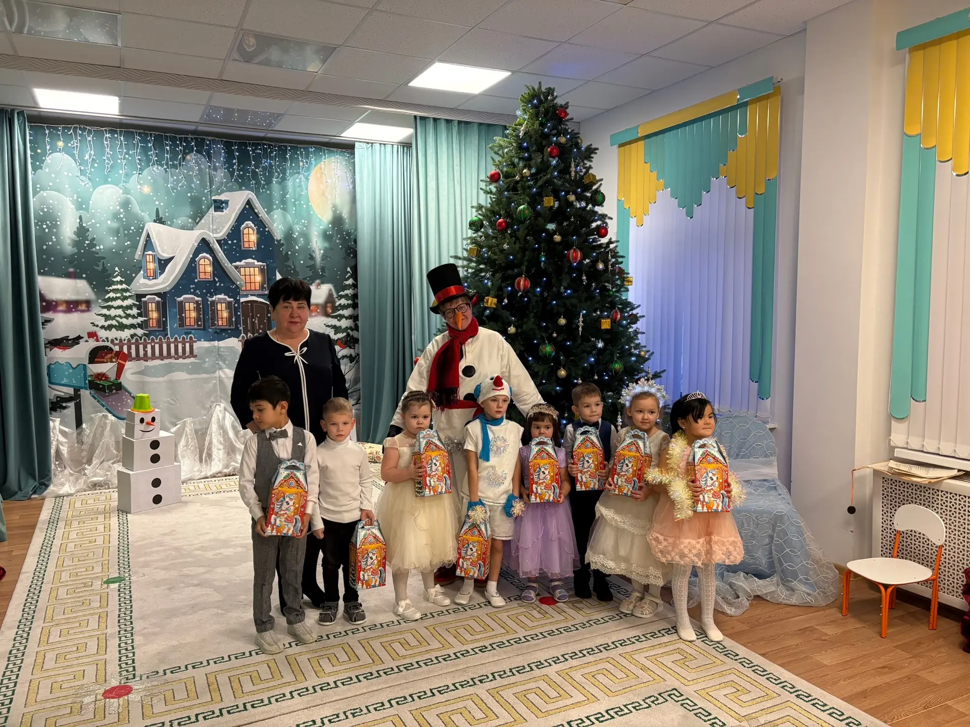 Сегодня состоялся новогодний утренник в группе «Непоседы»
Воспитатели: Соловьева В.А., 
Руднева А.А.