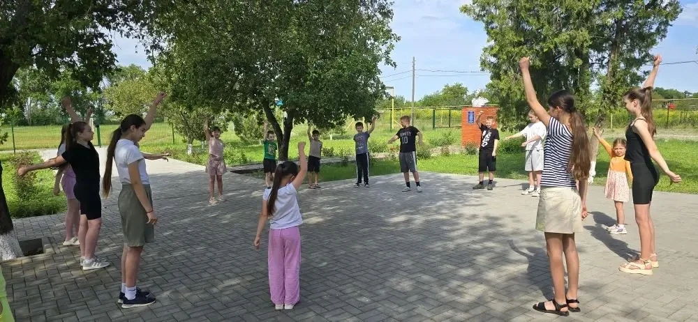 В ЛДП сегодня насыщенная развлекательная программа: зарядка, весёлые старты и командные...