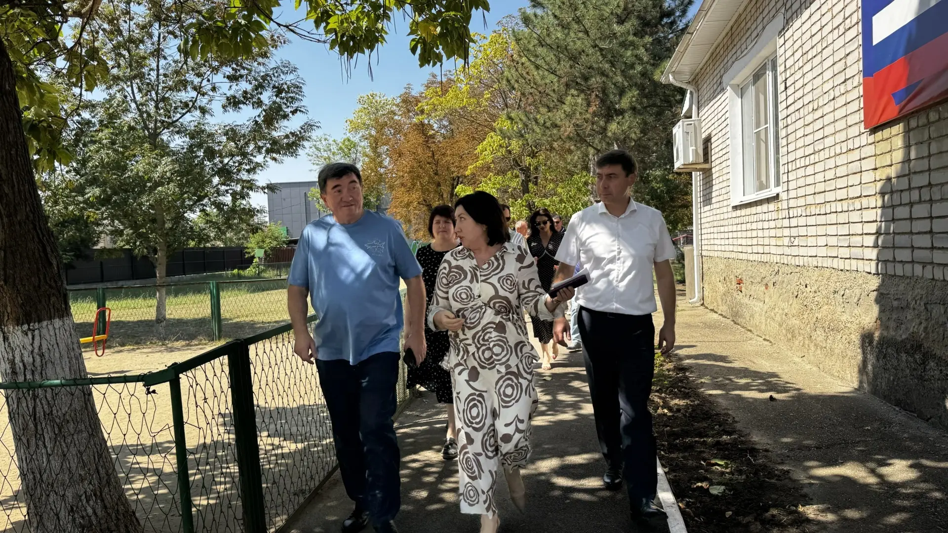В ходе выезда депутаты посетили детские сады «Красная шапочка» и «Ивушка» в поселке Эне...