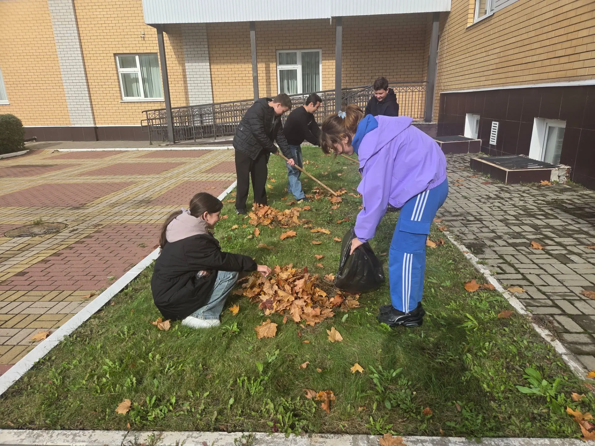 🌿 В Липецке прошла первая часть общегородских субботников «Чистый четверг»! Участники ...