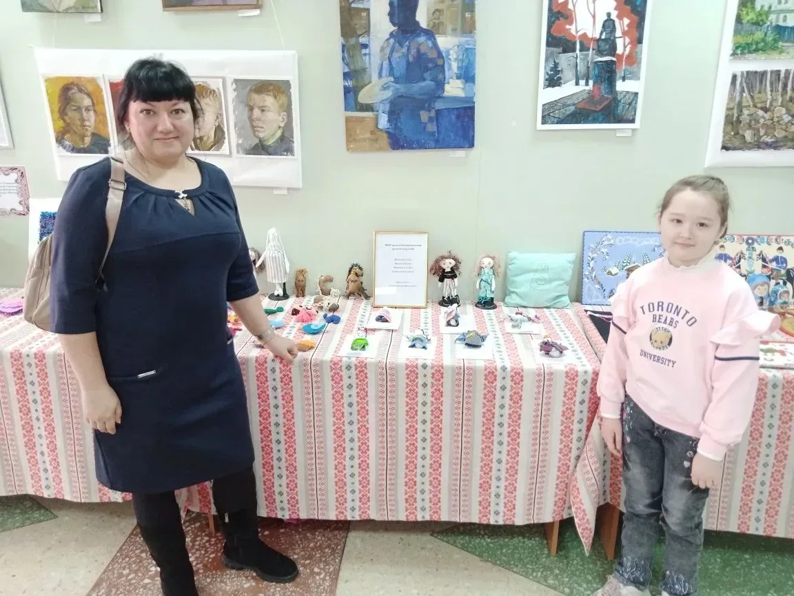 🧵🎨1-го марта наши замечательные ученицы — Щукина Василиса, Щукина Полина, Ширинкина Элина и Хуршедзо