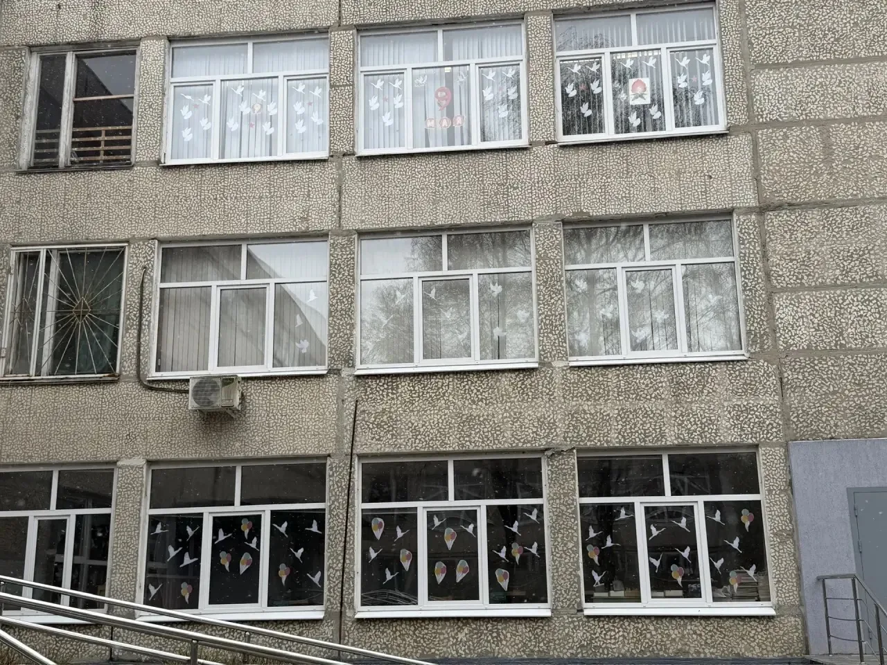 🕊️ Мы помним! МОУ СОШ №18 имени Подольских курсантов присоединяется к акции «Окна Победы».   В предд