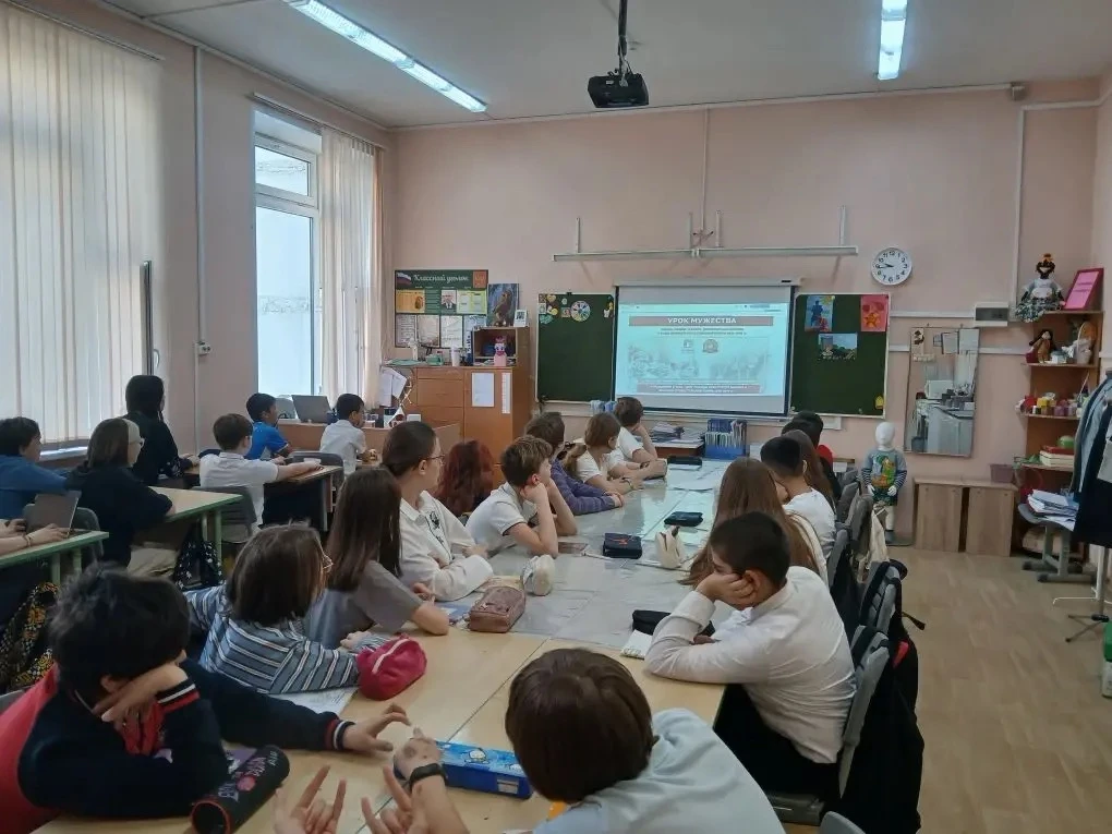УРОК МУЖЕСТВА  Сегодня, 8 мая 2026 года, тысячи московских школьников и студентов колледжей говорят 