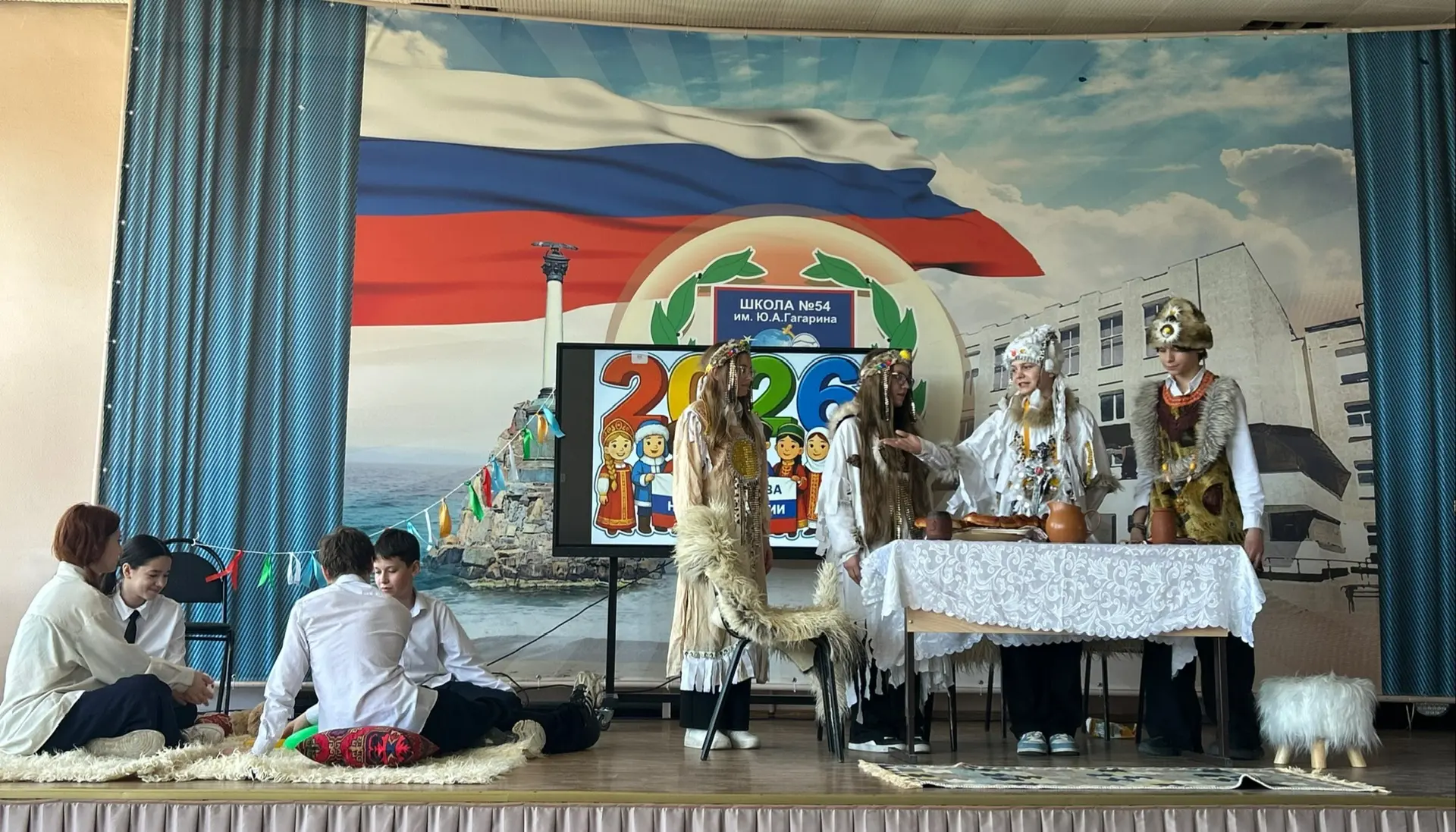 🇷🇺Фестиваль «В дружбе народов — единство России» набирает обороты — теперь выступают ученики 7‑х и 8