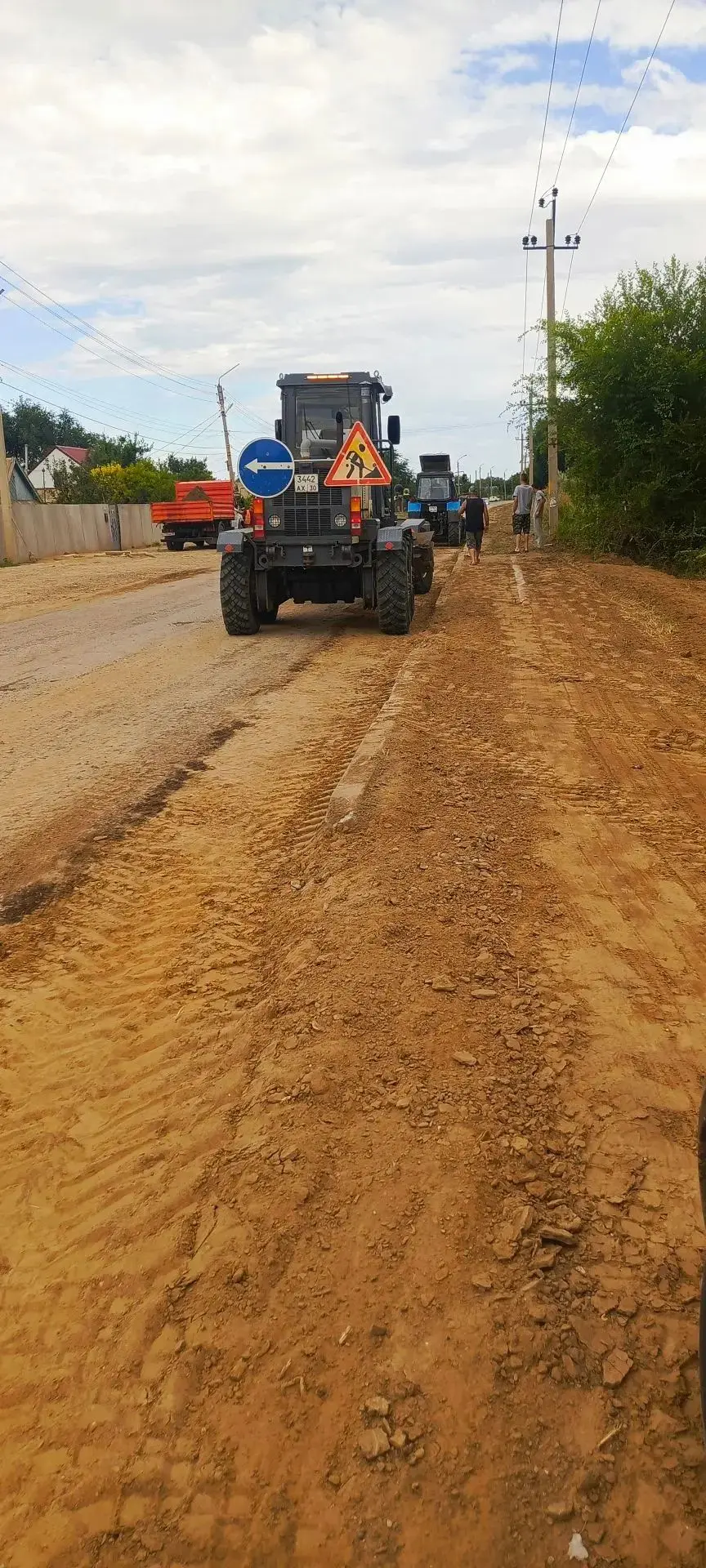 Дорожной службой МКУ "ЕДДС Лиманского района" проводится работа по зачистке обочины авт...