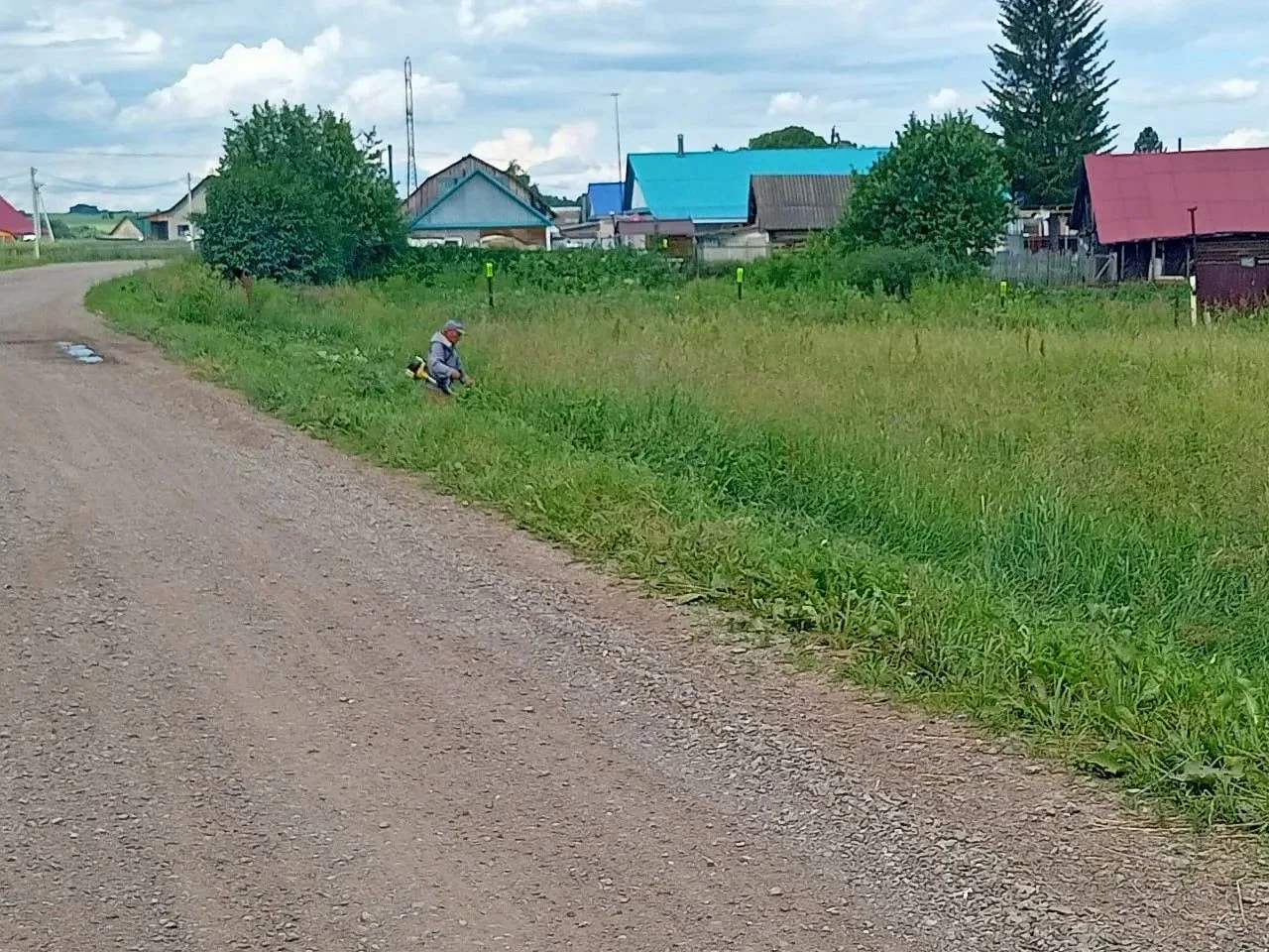 В рамках текущих работ по благоустройству сегодня мы продолжили очистку территории от и...