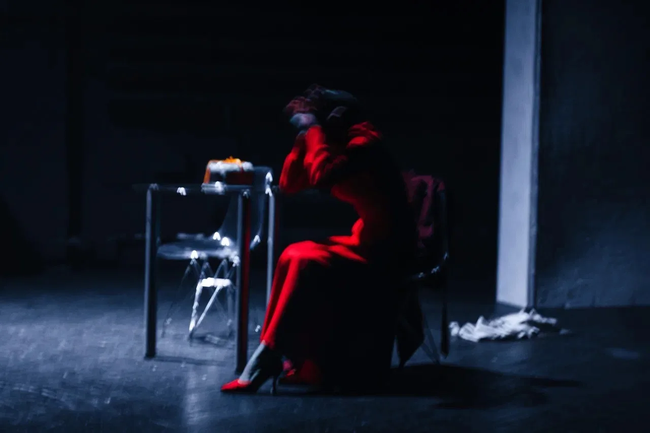Куркыныч, авыр, тетрәндергеч… әмма сез аны тагын бер карар идегез.  🎭 «Тәрәзәмә кем шакый?» — нәкъ ш
