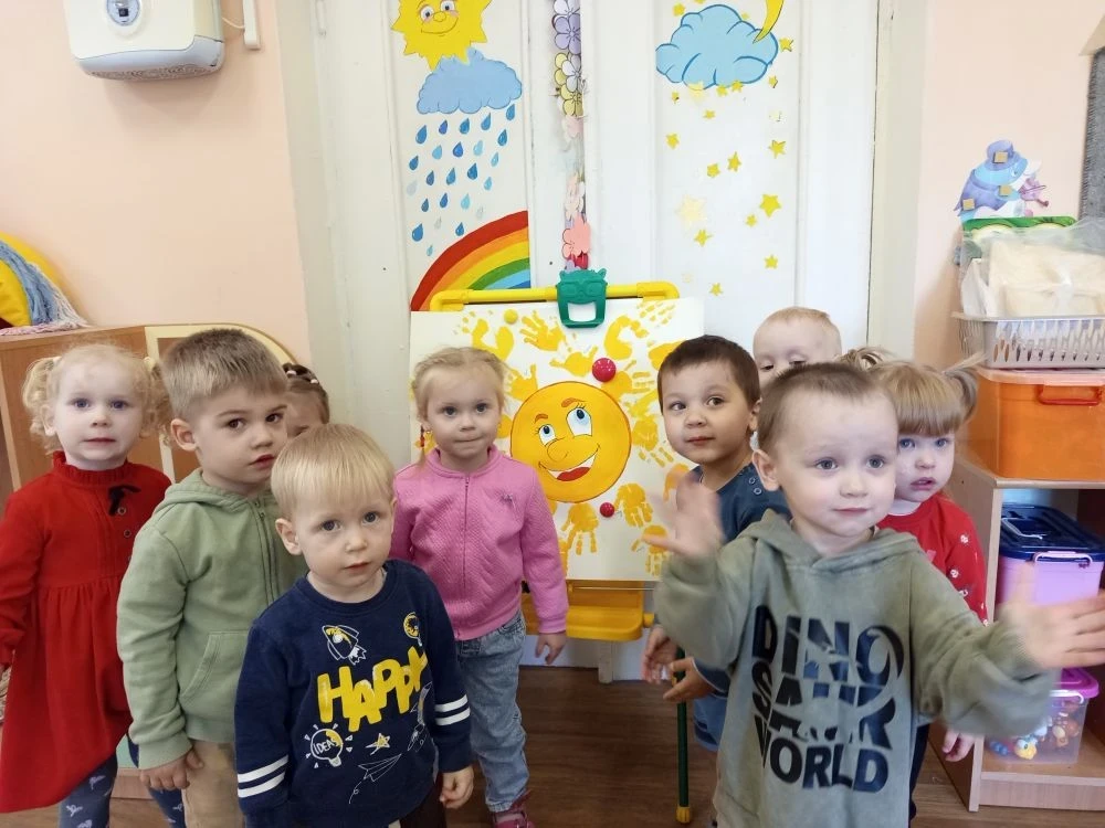 Сегодня утром на улице был дождик 🌧️, наши малыши из 1 группы "Солнышки" загрустили и ...