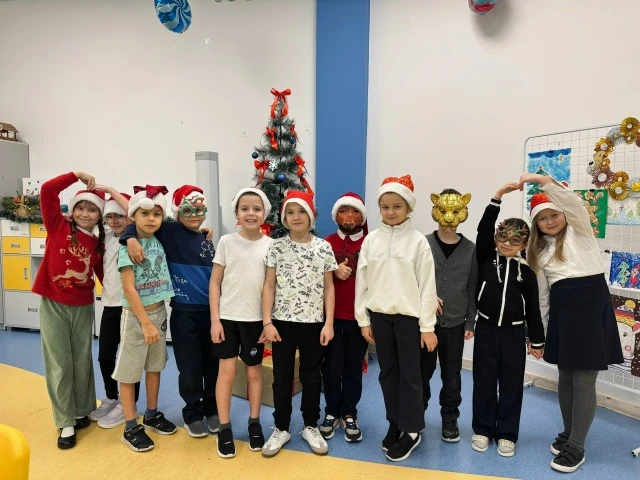 🎄✨ 2 «В» класс открывает неделю новогоднего настроения! ✨🎄  Сегодня у наших замечательных ребят прош
