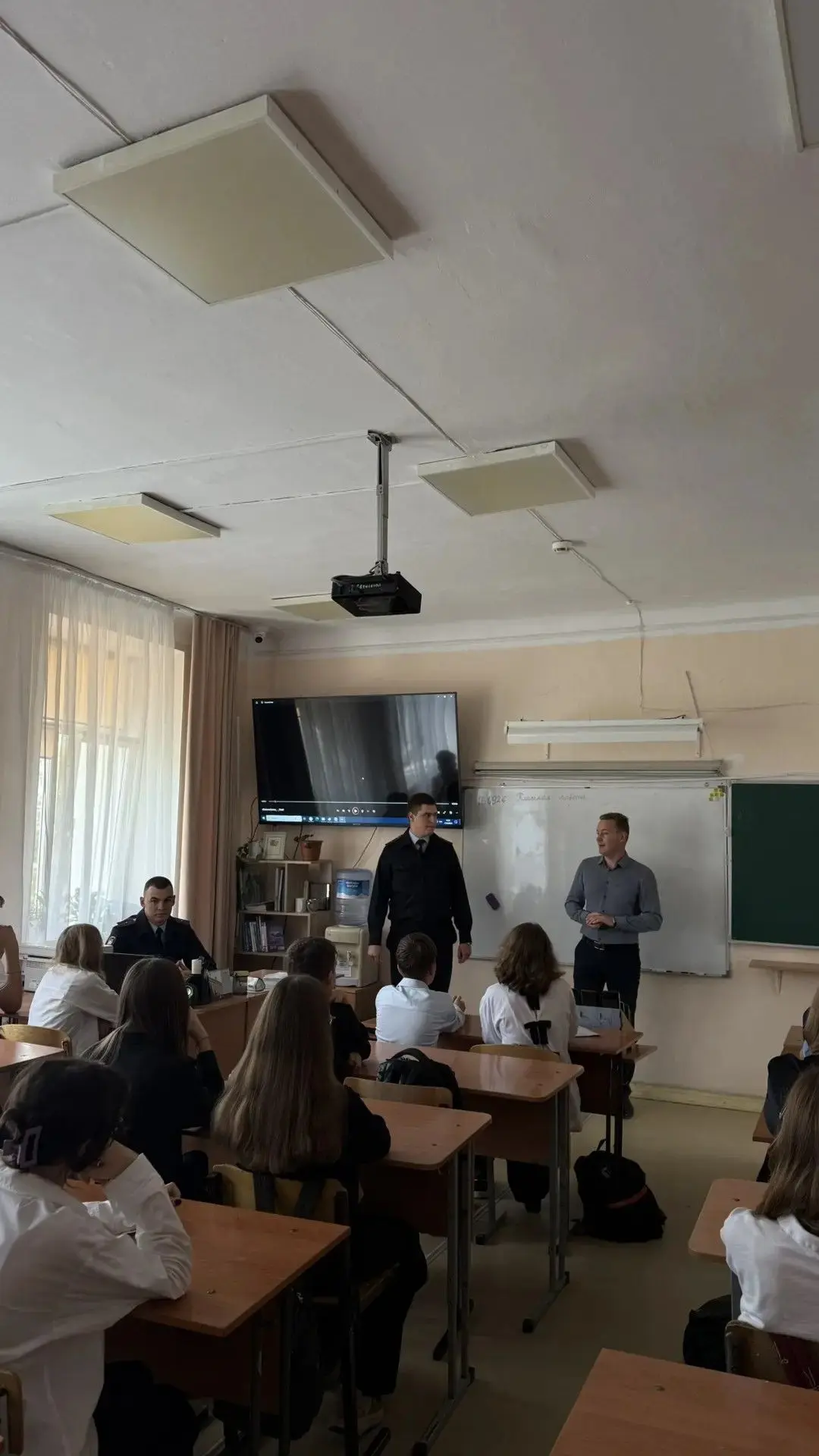 «Безопасность в сети: эксперты МВД провели классный час для 8 «А» класса»