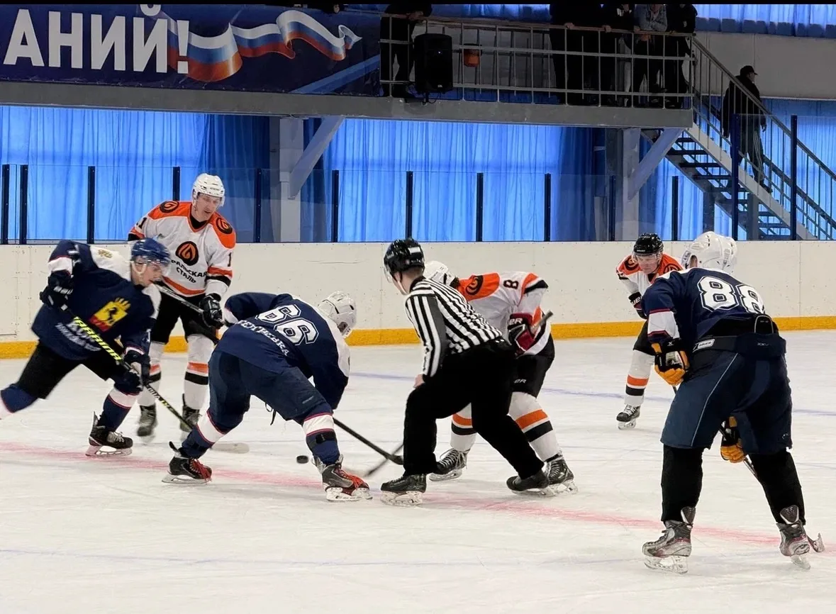 Чемпионат Оренбургской области среди любительских команд продолжается.  В очередном матче на льду вс