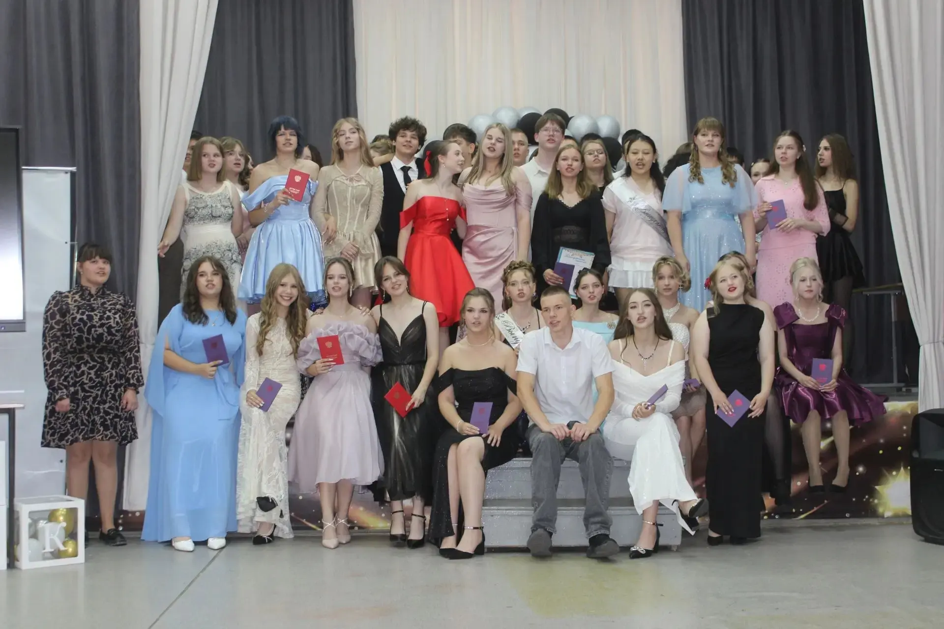 🌟🎓 Вручение аттестатов в 9-х классах! 🎓🌟

Дорогие друзья! 

С радостью сообщаем, что в нашей шко