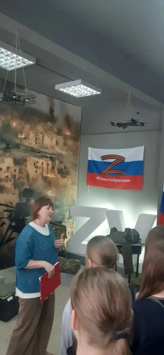📅 21 апреля 5Д и 6Д классы посетили выставку, посвященную Специальной военной операции. Ребята позна