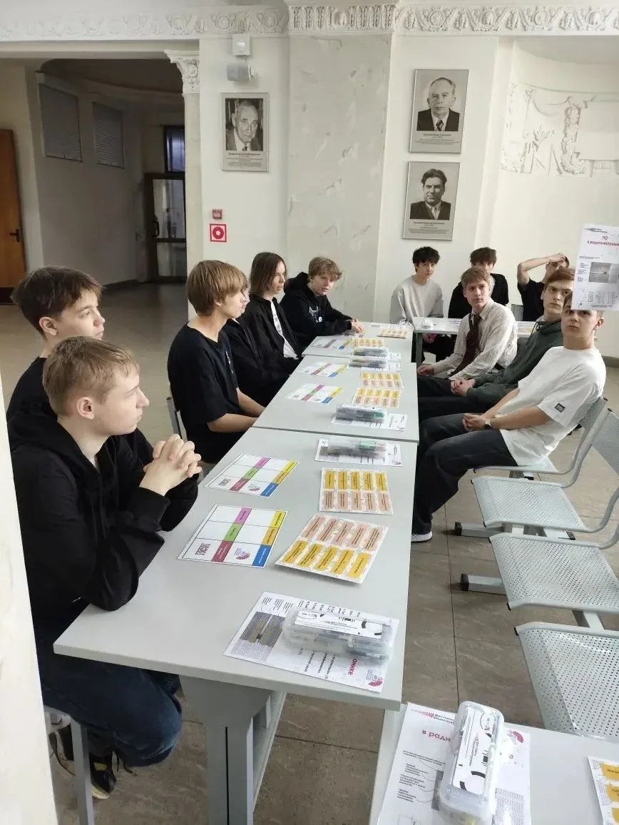 ⚡ Сегодня ученики 10А и 10В технологических классов посетили фестиваль радиоэлектроники — яркое и ув