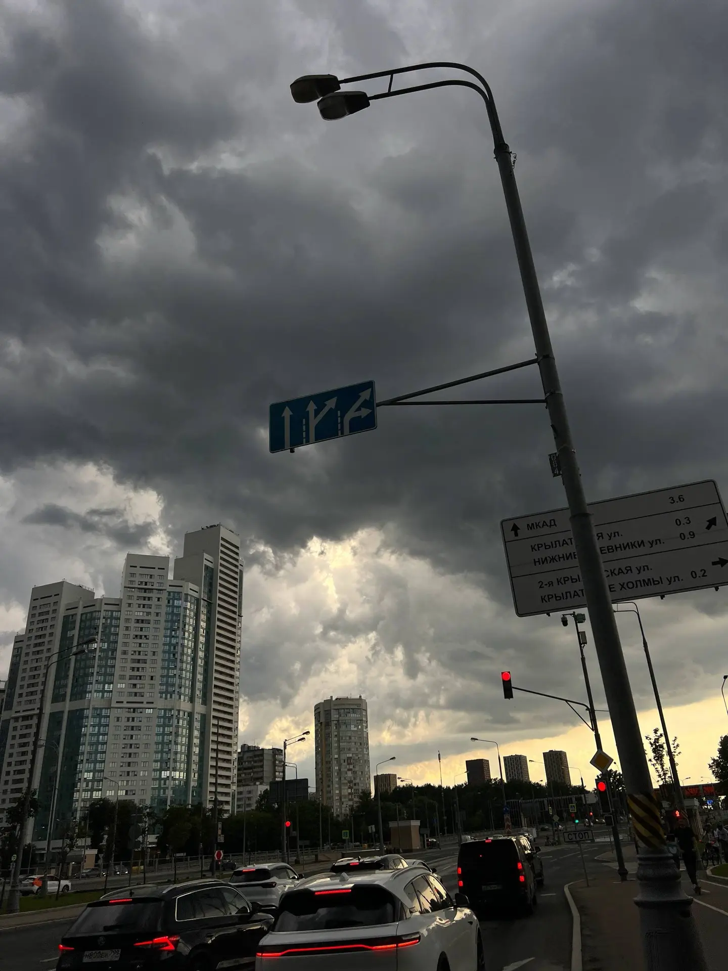 Грозные тучи в небе Крылатского и Кунцево ⛈️

МЧС предупредило о ливнях, граде и шквалистом ветре

Н