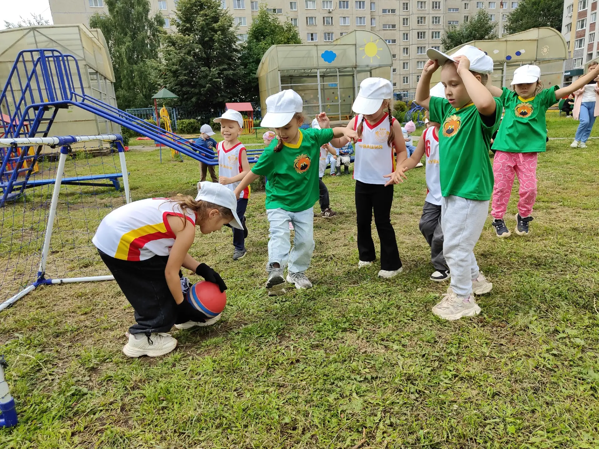 В рамках летнего образовательного проекта «Спортивное лето» для воспитанников детского сада прошла у