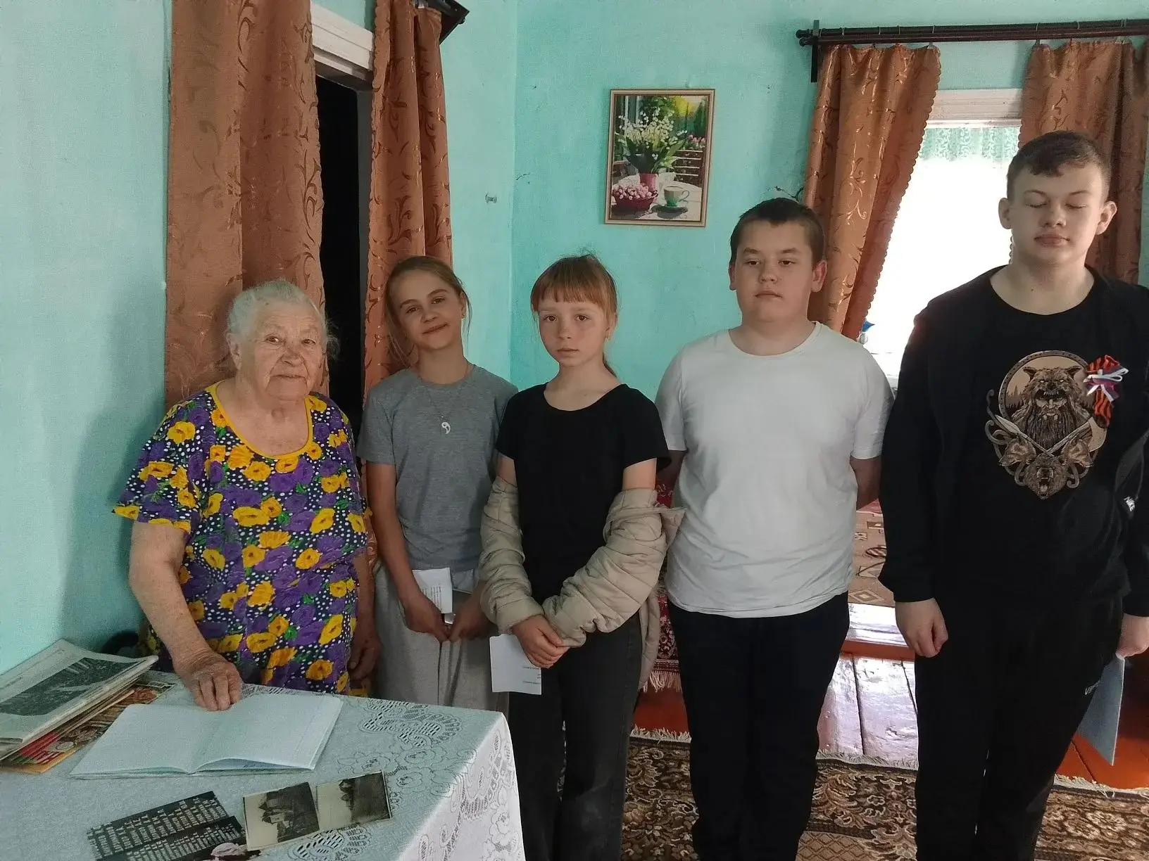 🕊Мост поколений: как школьники поздравили «детей войны» с наступающим 9 Мая🎗
В преддверии великого