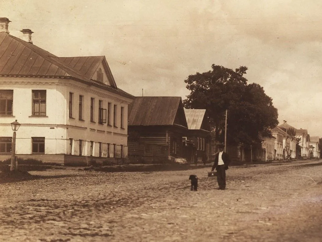 Вдоль улицы Ярославской.
Часть I
Местность ближе к Ярославской улице, где расположен кинотеатр – Дом