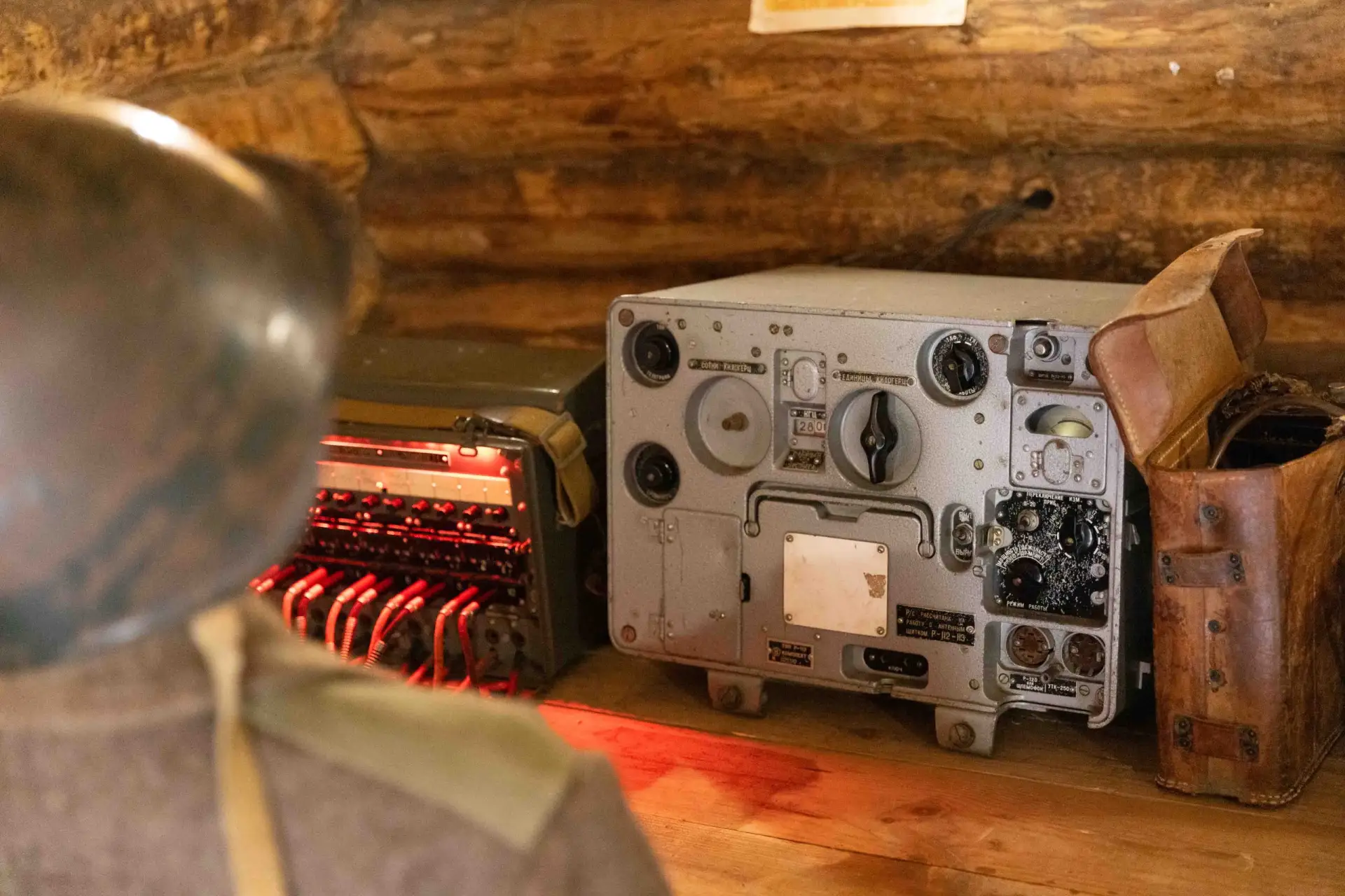 ЧТО СКРЫВАЕТСЯ ЗА ДВЕРЬЮ ПАРТИЗАНСКОГО БЛИНДАЖА? 👀  «Связь с Большой землей не прекращалась. От этой