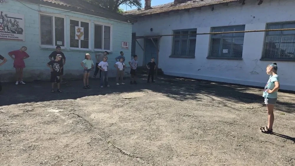 Прошел двенадцатый день в пришкольном лагере. Утро началось с весёлой зарядки. После вкусного завтра