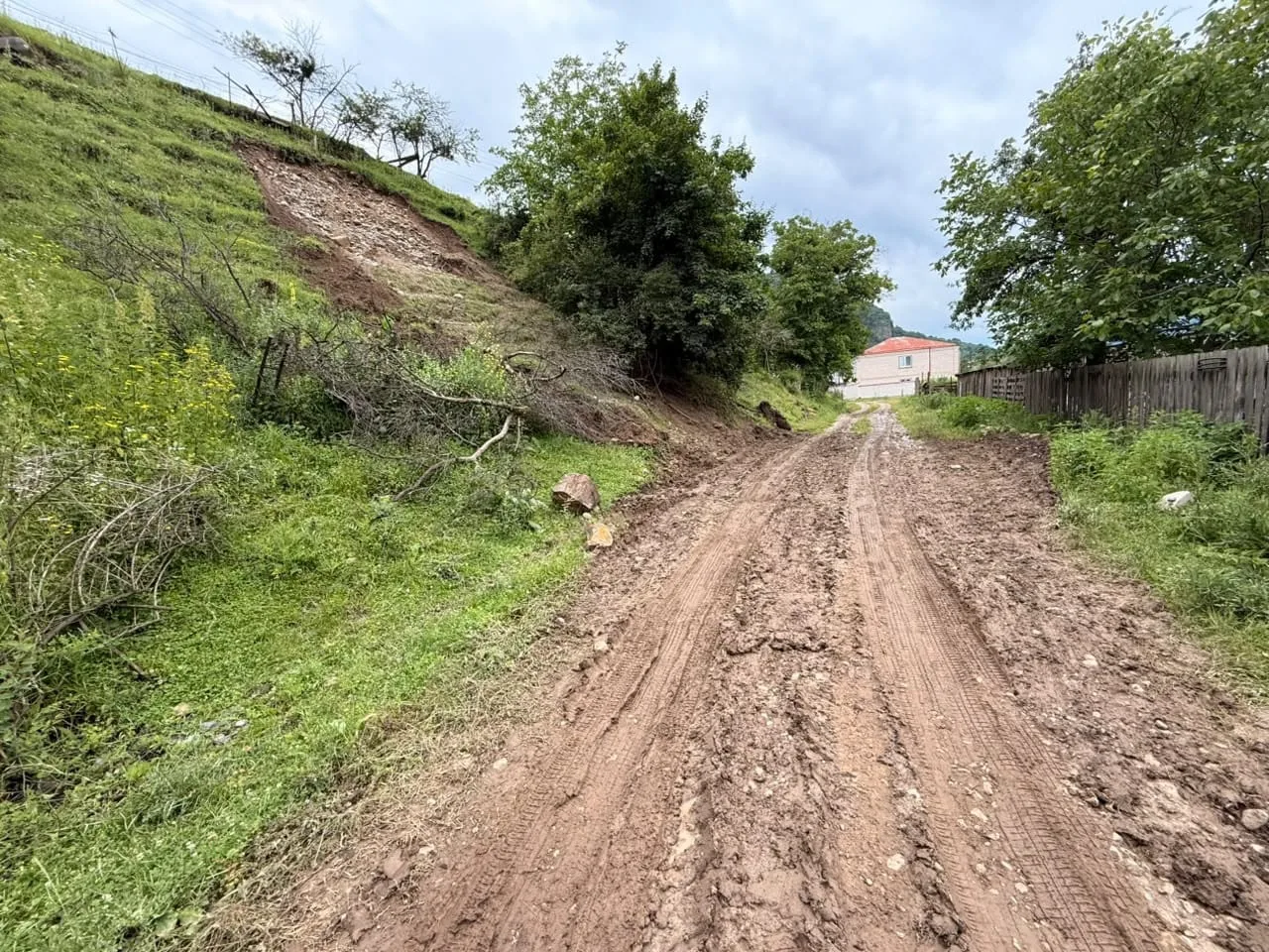 В посёлке Мара-Аягъы по улице Акбаева сотрудниками МАУ «Карачаевск-Зеленстрой» были опе...