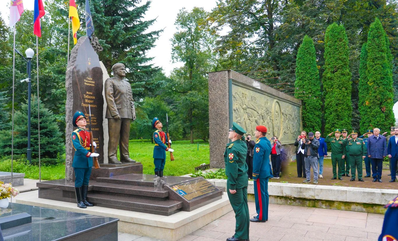 Памятник Герою России Марату Тибилову открыли в Северной Осетии на Аллее Славы, сообщил...
